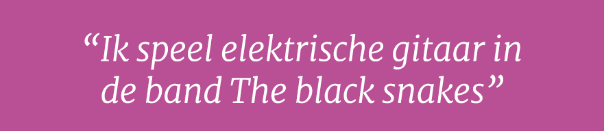  Ik speel elektrische gitaar in de band The black snakes  