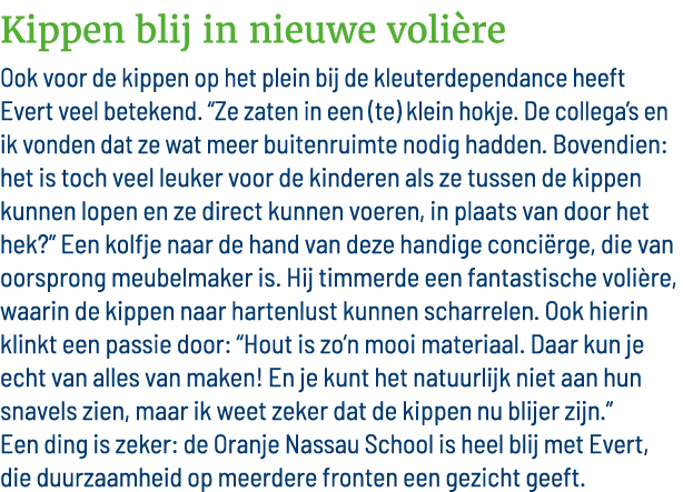 Kippen blij in nieuwe volière Ook voor de kippen op het plein bij de kleuterdependance heeft Evert veel betekend   Ze   