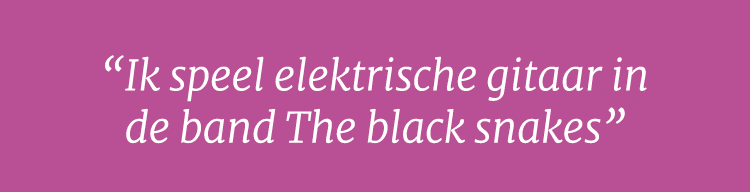  Ik speel elektrische gitaar in de band The black snakes  