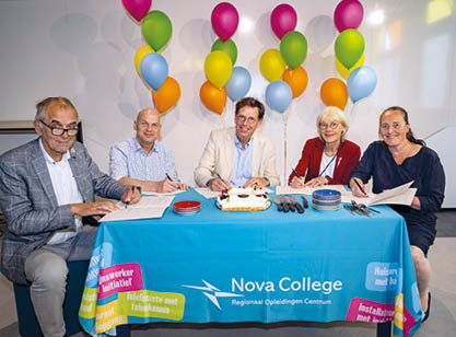 Hoofddorp - Ondertekening van een convenant een taart op het Nova College aan de Paxlaan in Hoofddorp