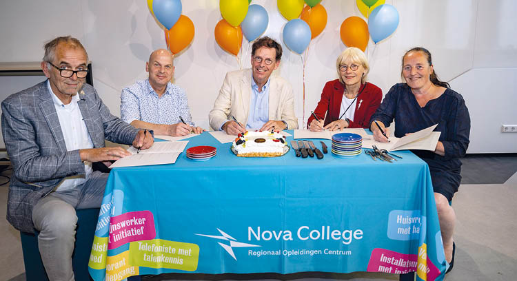 Hoofddorp - Ondertekening van een convenant een taart op het Nova College aan de Paxlaan in Hoofddorp