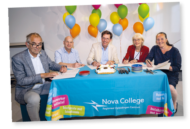Hoofddorp - Ondertekening van een convenant een taart op het Nova College aan de Paxlaan in Hoofddorp