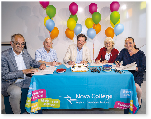 Hoofddorp - Ondertekening van een convenant een taart op het Nova College aan de Paxlaan in Hoofddorp